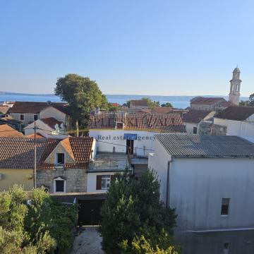Kamena kuća u staroj jezgri - Kaštel Lukšić