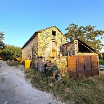 Kamena kuća na vrlo mirnoj poziciji okružena netaknutom prirodom !