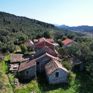 KAMENA KUĆA S VRTOM NA ŠIPANU!