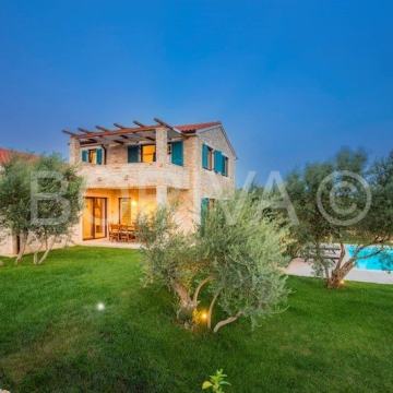 Kamena vila sa bazenom, Krk, Linardići, 154m2, 4 parkirna mjesta, parc