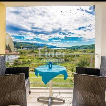 Kampor, apartman 73 m2, spremište i dio okućnice