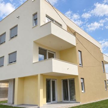Uskoro useljivo - krovna terasa, jacuzzi, pergole,parking
