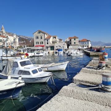 Kamena kuća 20m od mora u srcu Kaštel Kambelovca, za renovaciju