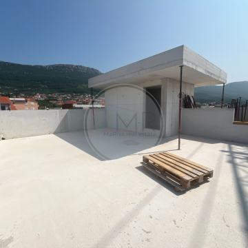 Kaštel Stari – Moderan dvosoban stan u novogradnji s krovnom terasom