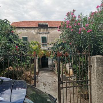 Kaštel Stari,  samostojeća kuća/vila, na atraktivnoj lokaciji, 100m od