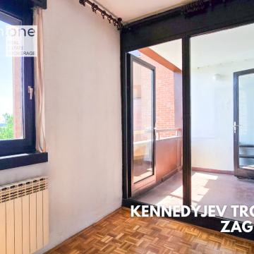 Kennedyjev trg 10 – stan 60 m² za adaptaciju s loggiom i pogledom
