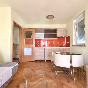 Knežija, Stolačka ulica, 2soban stan s balkonom 45m2 BEZ PROVIZIJE