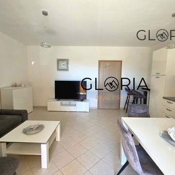 Komforan 2-soban stan sa dvije terase i vrtom