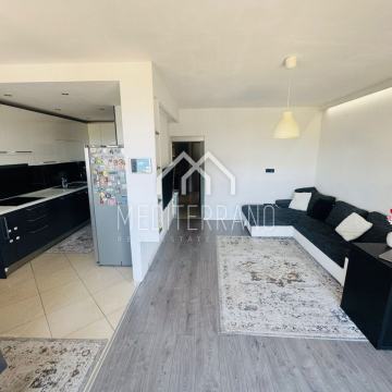 Komforan i moderno opremljen stan s pogledom na more