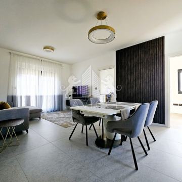 Komforan trosobni stan s krovnom terasom - Zadar, Petrići