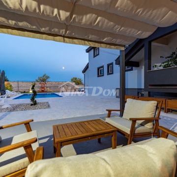 Komforna kuća u mirnom djelu sa bazenom i vinskim podrumom