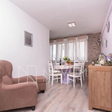 Komforno namješten trosoban stan s balkonom