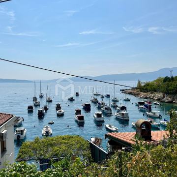 Kostrena - kuća korak do mora