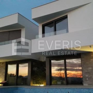 Kostrena, moderna vila, 369 m2 s bazenom, u blizini mora