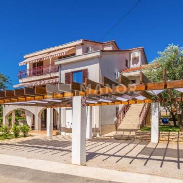 OTOK KRK, PINEZIĆI - Kuća s prekrasim pogledom, 280 m2