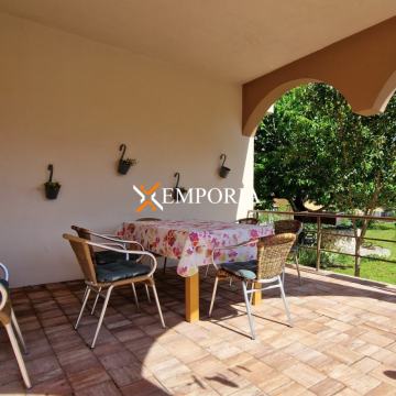 Kuća u 1. redu do mora s prekrasnom okućnicom od 1015 m2, Banj, Pašman