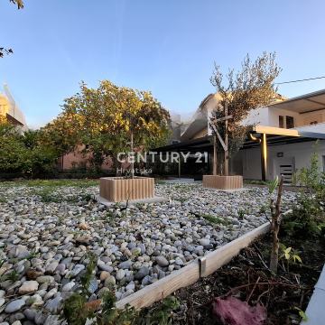 PRILIKA! Kuća s 2 stana, 3 parkirna mjesta, svega par minuta od mora!