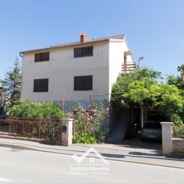 Medulin, kuća sa 3 stana, garaža, okućnica, pogled na more