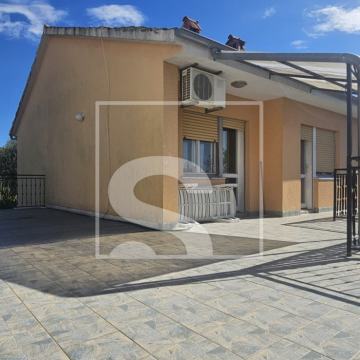 Prilika! Kuća s 3 stana i pogledom na more