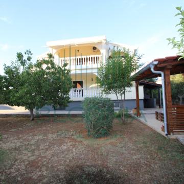 Kuća sa 3 stana velikim dvorištem i garažom. ZADAR, BORIK