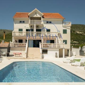 Kuća s 5 apartmana i bazenom - Kaštel Štafilić