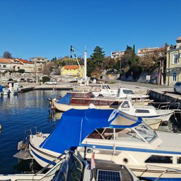 Zgrada sa 7 luksuzno uređenih stanova: Kraljevica, 377.00 m2