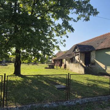 Kuća: 90.00 m2, zemljište 7963 m2