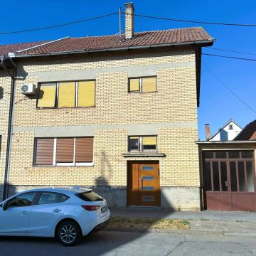 Kuća za adaptaciju - građevinsko zemljište - donji grad