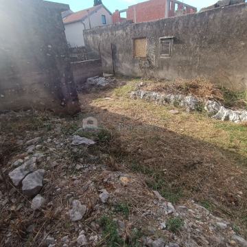 Kuća za adaptaciju s uporabnom dozvolom, Pirovac