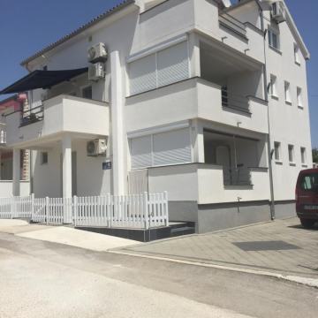 Dvojna kuća sa apartmanima, 195m2, Tribunj