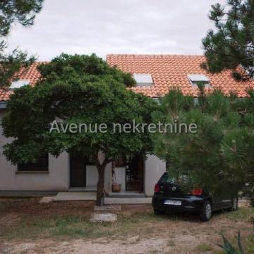 Rab, Barbat - kuća s zelenom okućnicom; cca.150 m od mora !