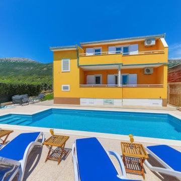 Kuća s bazenom Kaštel Lukšić, 260.00 m2