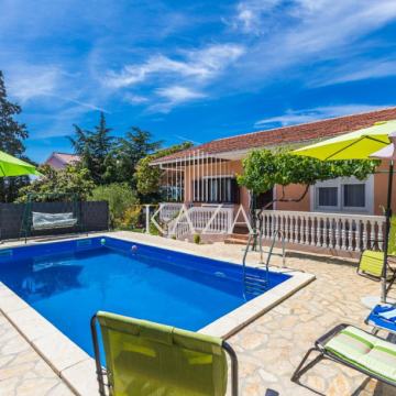 KUĆA S BAZENOM, POGLED NA MORE, ZADAR, 82 M2 + OKUĆNICA 800 M2