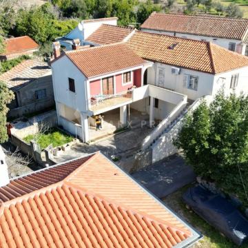 Kuća u centru Petrčana, 100 m od mora