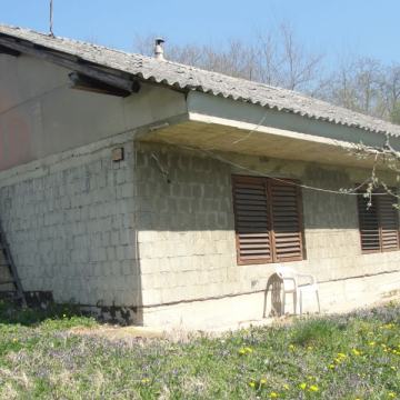 Kuća: G.Laduč, 80 m2+ GRAĐ. ZEMLJIŠTE od 2.500 m2- ZA INVESTITORE !!!