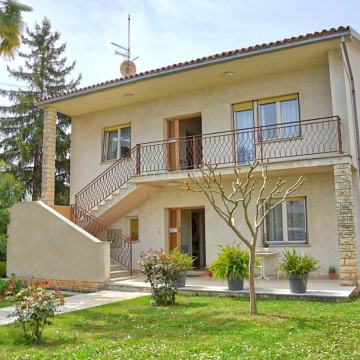 Kuća sa dva stana 400m od mora