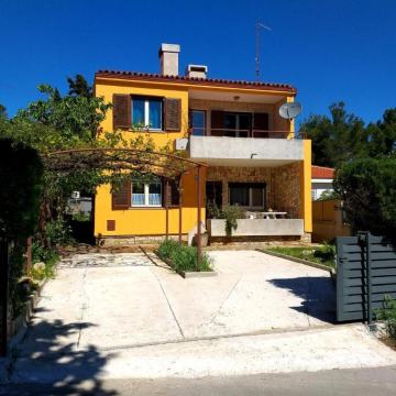 KUĆA SA DVA STANA NEDALEKO MORA