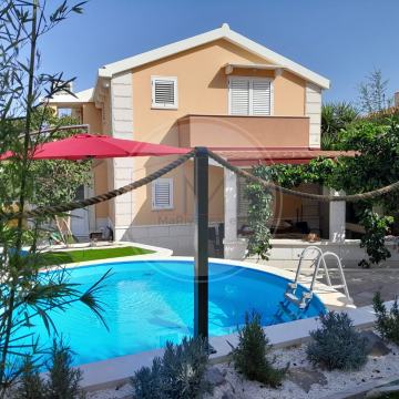 Kuća s dvije odvojene stambene jedinice, mediteranskim vrtom i bazenom