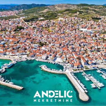MALA VIKENDICA S DVORIŠTEM U CENTRU - VODICE