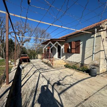 Kuća s dvorištem i garažom za renovaciju, Podlukovnik