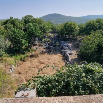 Otok Brač, Gornji Humac, građ. zemljište s nedovršenom kućom, 1687 m2