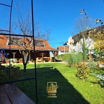 Jakovlje, izuzetno lijepa drvena kuća na parceli 500 m2, sa garažom