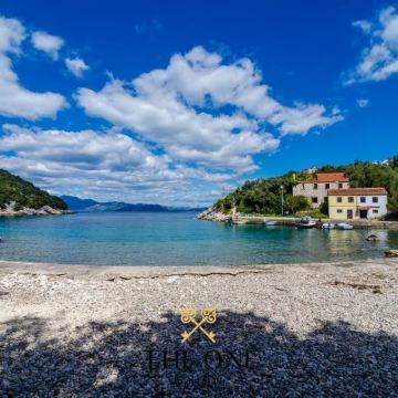 EKSKLUZIVNO! Kuća 1. red do mora na zemljištu od 7500 m2