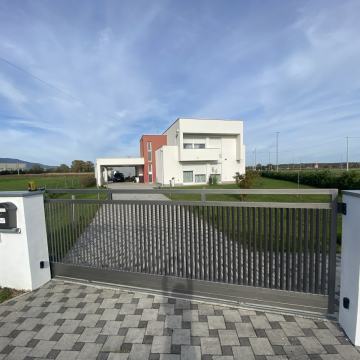 Kuća: Jastrebarsko, 270.00 m2