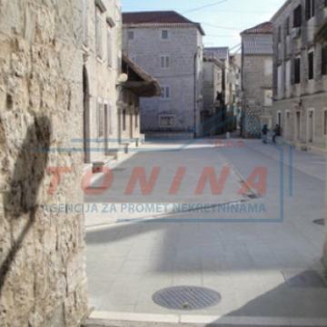 Kuća: Kaštel Novi, kamena kuća s dva posl.prostora, blizu rive, prodaj