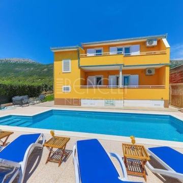 Kuća: Kaštel Lukšić, 301.00 m2
