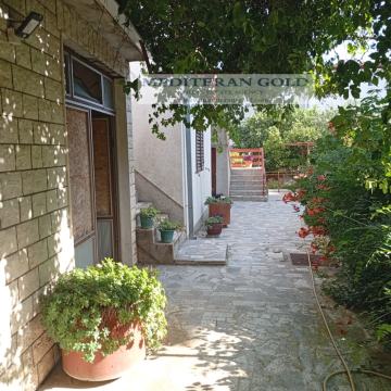 Kuća: Kaštel Stari, samostojeća, okućnica