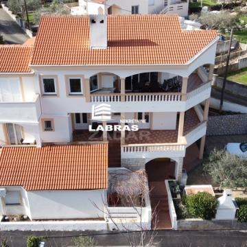 Kuća: Lukoran, katnica, 378 m2 - 6 apartmana - prvi red!!!