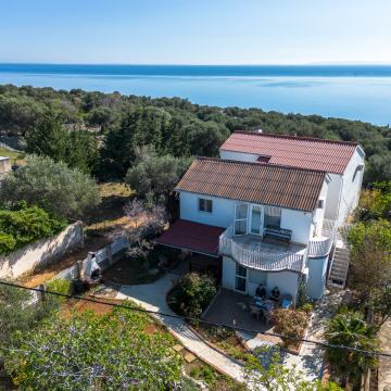 Pag, Lun, samostojeća kuća s tri apartamana, 133 m2 (moguća gradnja)