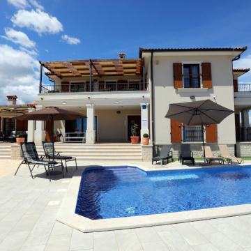 Kuća: Medulin, 230.00 m2